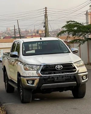 Toyota Hilux 2024 Gray
