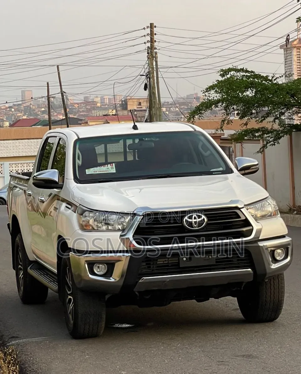 Toyota Hilux 2024 Gray