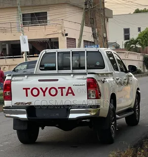 Toyota Hilux 2024 Gray