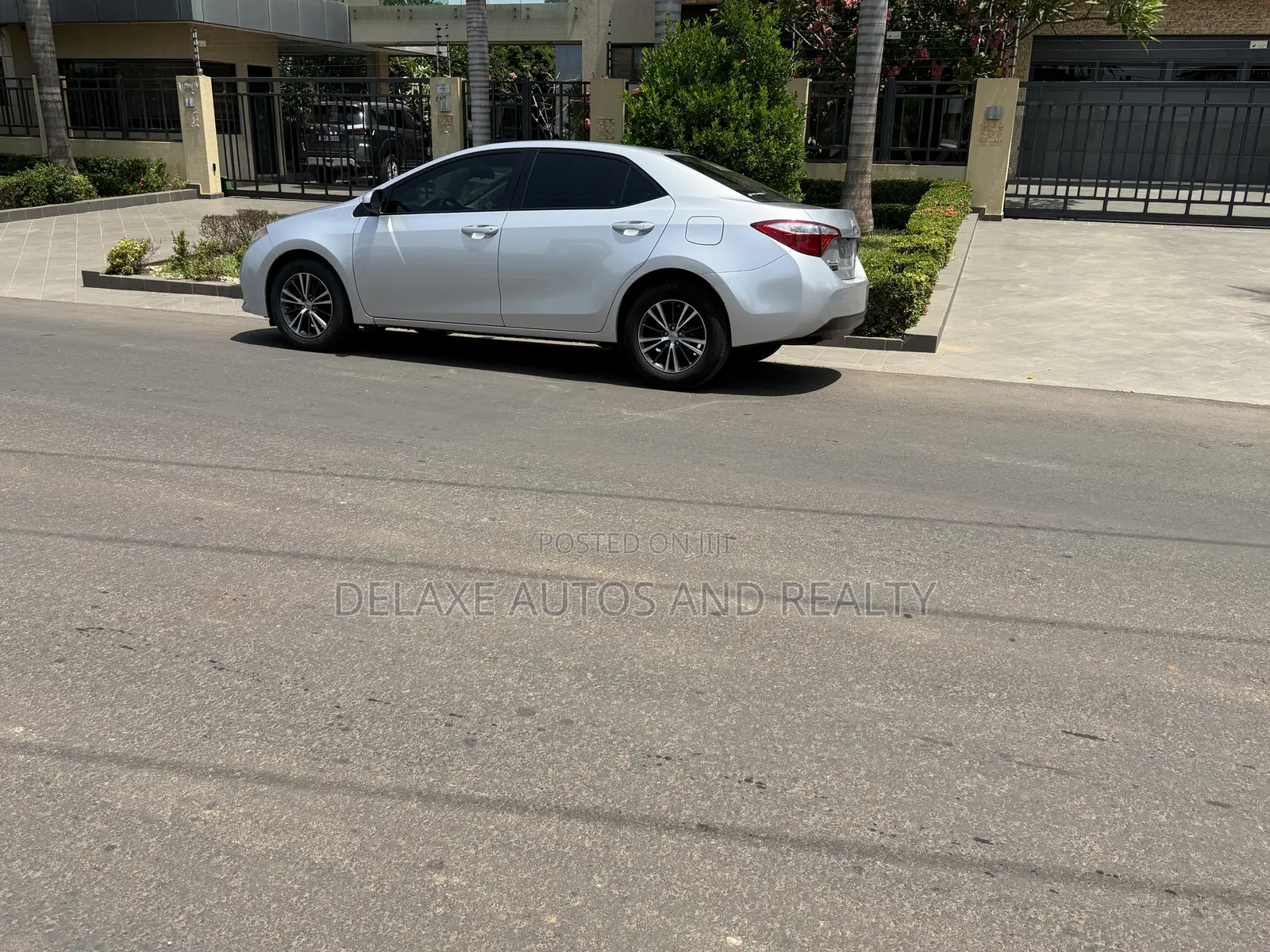Toyota Corolla LE ECO Premium (1.8L 4cyl CVT) 2016 Silver