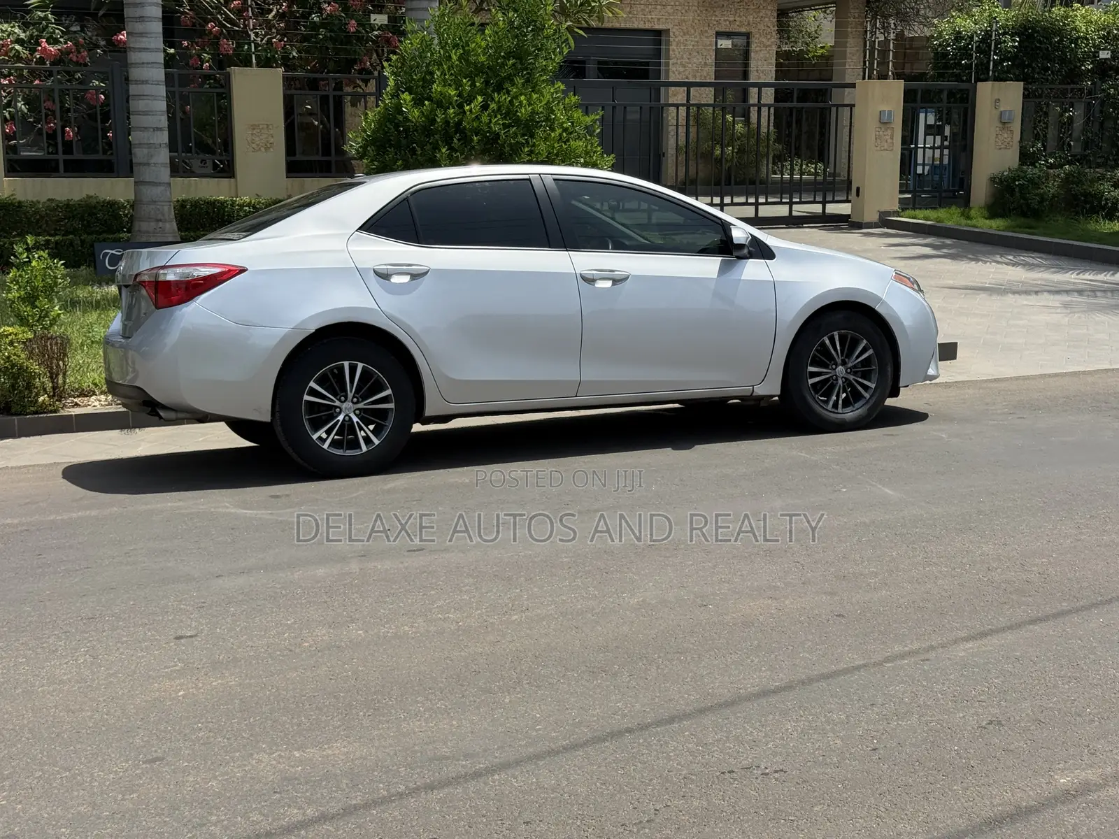 Toyota Corolla LE ECO Premium (1.8L 4cyl CVT) 2016 Silver