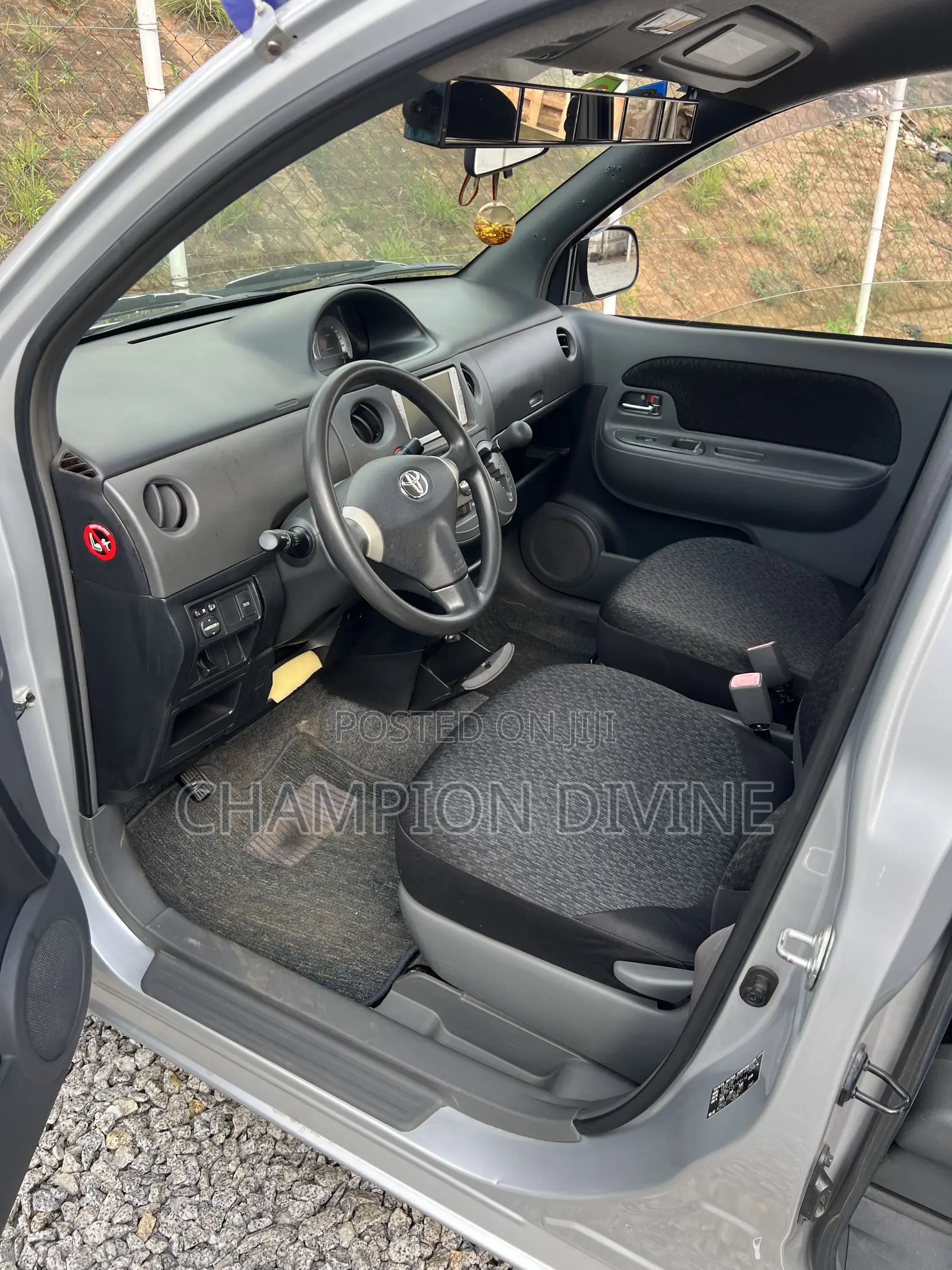 Toyota Sienta 2013 Silver