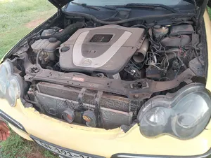 Mercedes-Benz C250 2010 Yellow