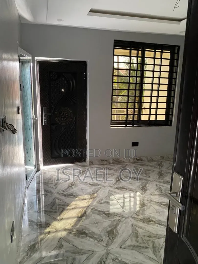 1bdrm Room & Parlour in Official Town for rent