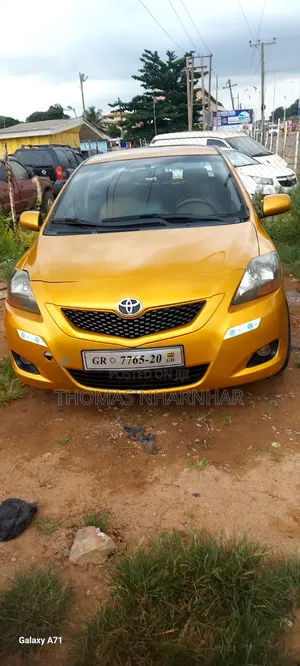 Toyota Yaris Base Sedan 4dr 2010 Gold