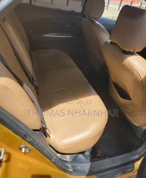Toyota Yaris Base Sedan 4dr 2010 Gold