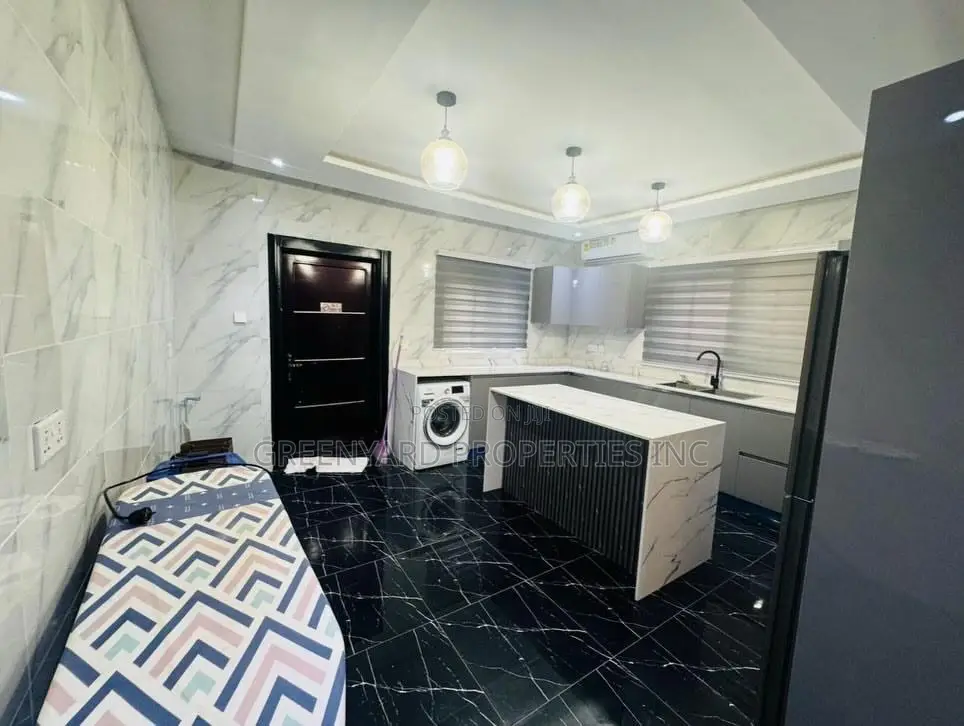 Furnished 4bdrm Townhouse / Terrace in American House, East Legon
