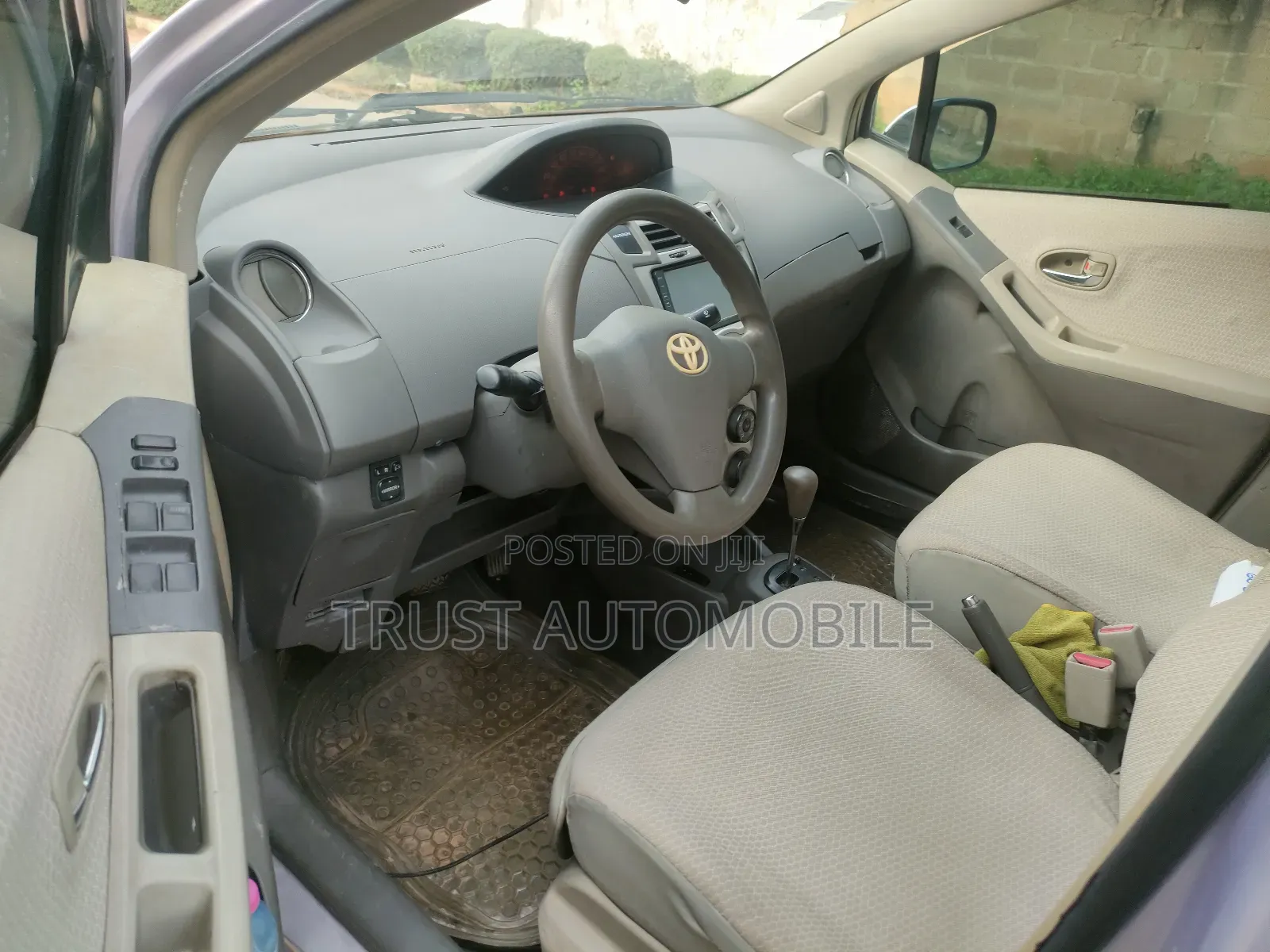 Toyota Vitz 1.3 FWD 5dr 2010 Silver