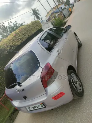 Toyota Vitz 1.3 FWD 5dr 2010 Silver