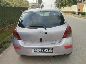 Toyota Vitz 1.3 FWD 5dr 2010 Silver
