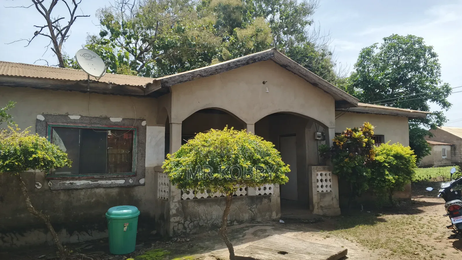Uncompleted Three Bedroom Self-Contain for Sale in Sunyani Yahima