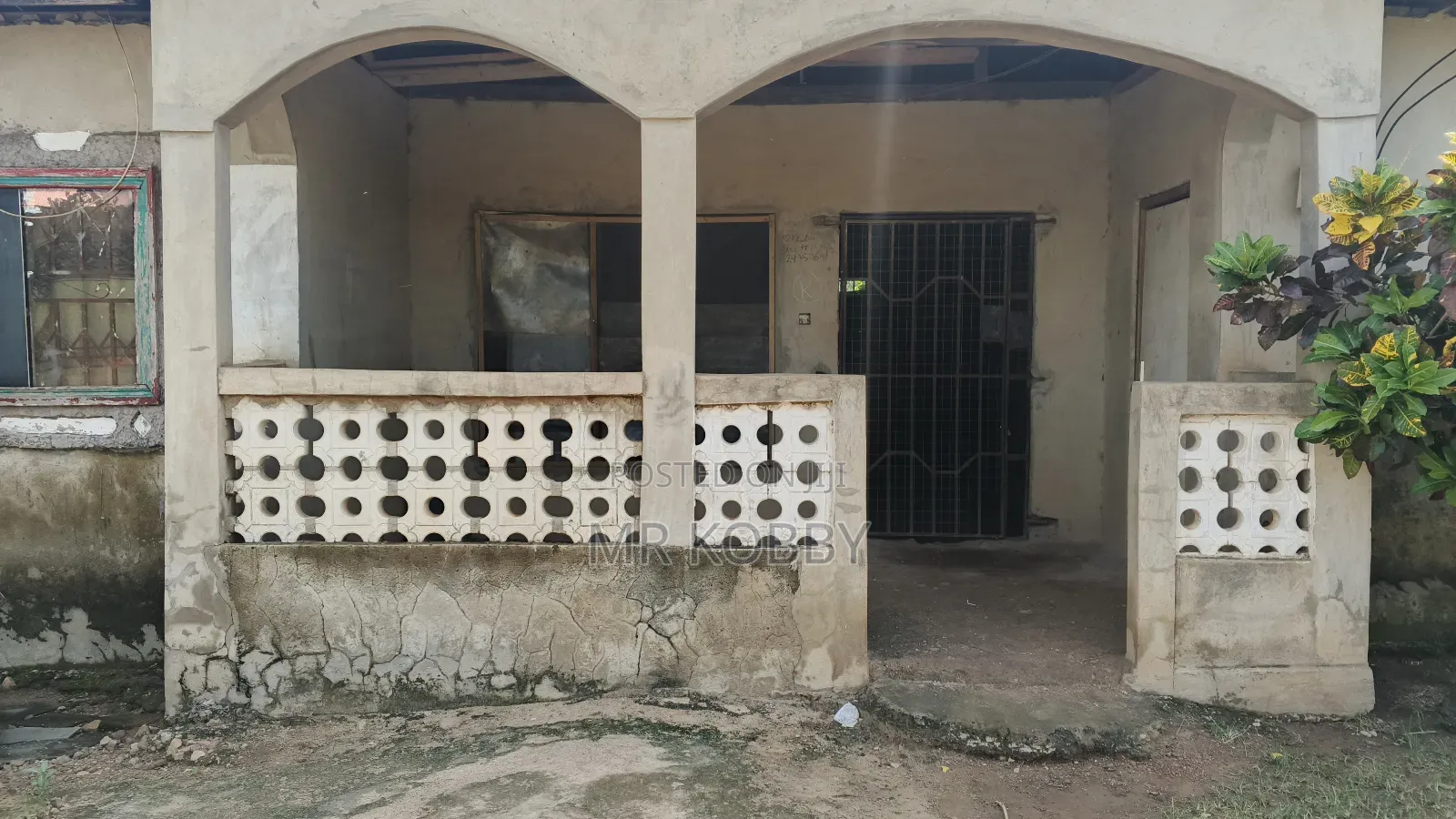 Uncompleted Three Bedroom Self-Contain for Sale in Sunyani Yahima