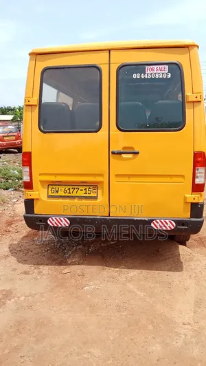 Mercedes-Benz Sprinter 2010 Yellow