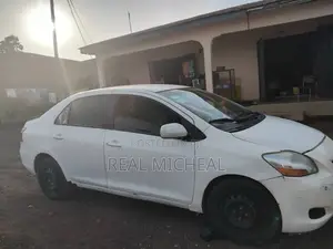 Toyota Yaris Base Sedan 4dr 2010 White