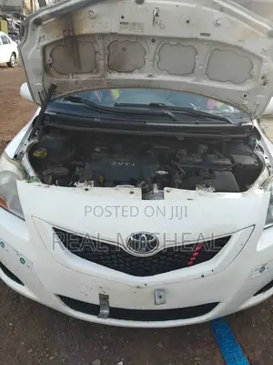 Toyota Yaris Base Sedan 4dr 2010 White