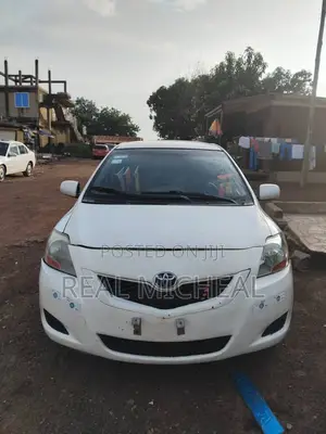 Toyota Yaris Base Sedan 4dr 2010 White