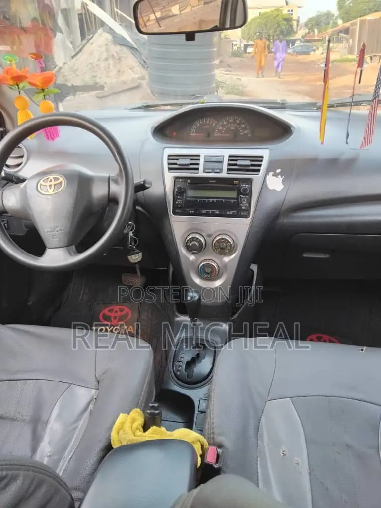 Toyota Yaris Base Sedan 4dr 2010 White