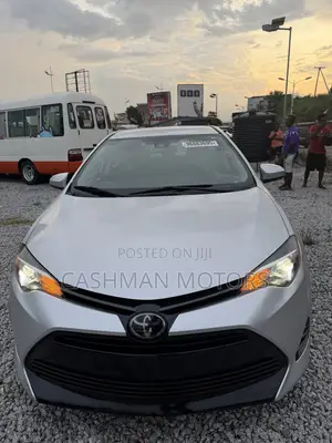Toyota Corolla LE (1.8L 4cyl 2A) 2018 Silver