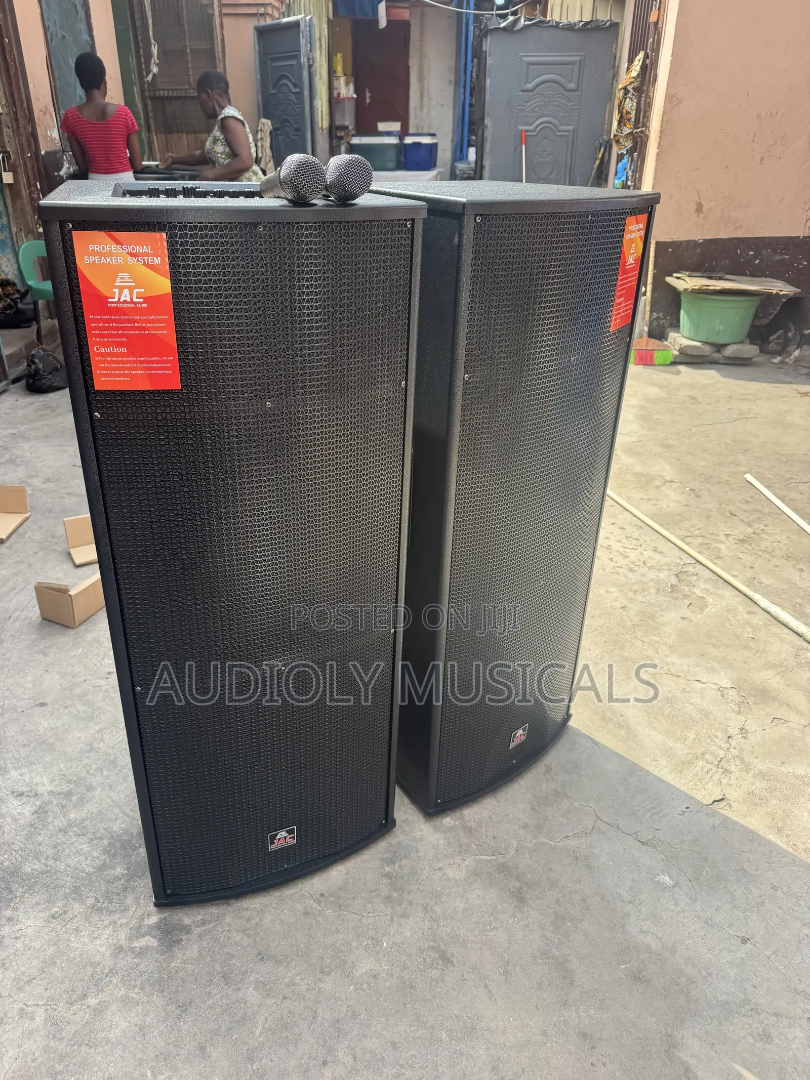 Active Full Range Speaker Pair With Two Microphones and Cables