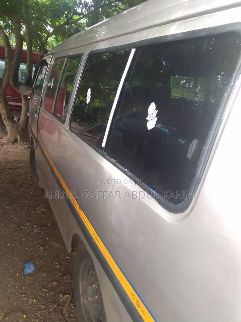 Hyundai H-100 2000 Silver