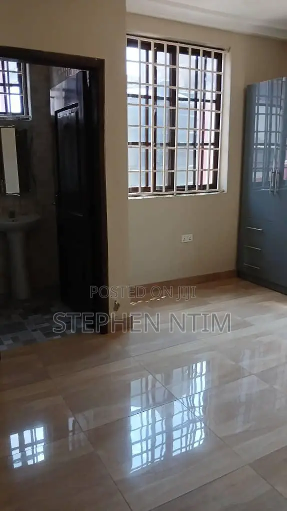 20bdrm Apartment in Atwima Kwanwoma for sale