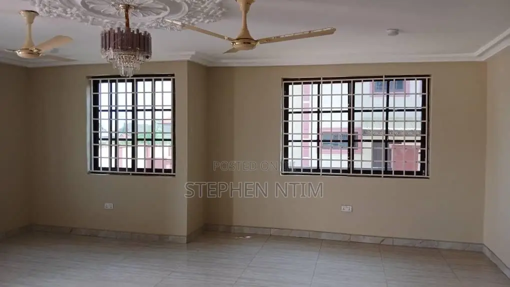 20bdrm Apartment in Atwima Kwanwoma for sale
