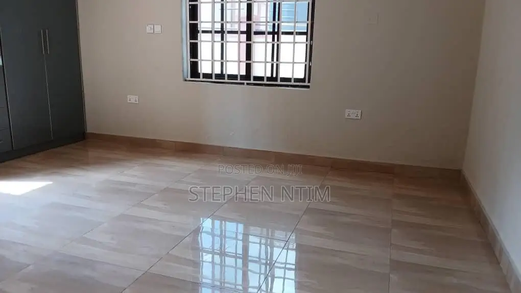 20bdrm Apartment in Atwima Kwanwoma for sale