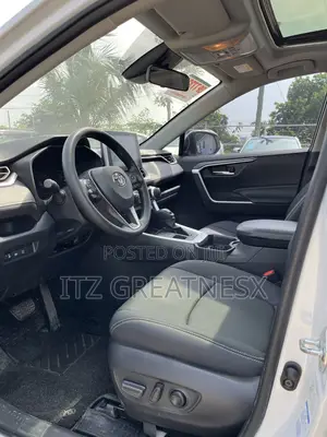 Toyota RAV4 Limited 2021 White
