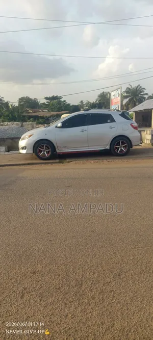 Toyota Matrix L Hatchback FWD (1.8L 4cyl 5A) 2013 Silver