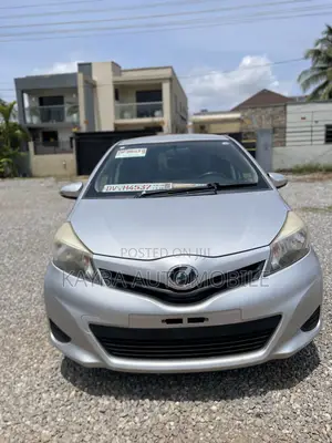 Toyota Vitz 2013 Silver