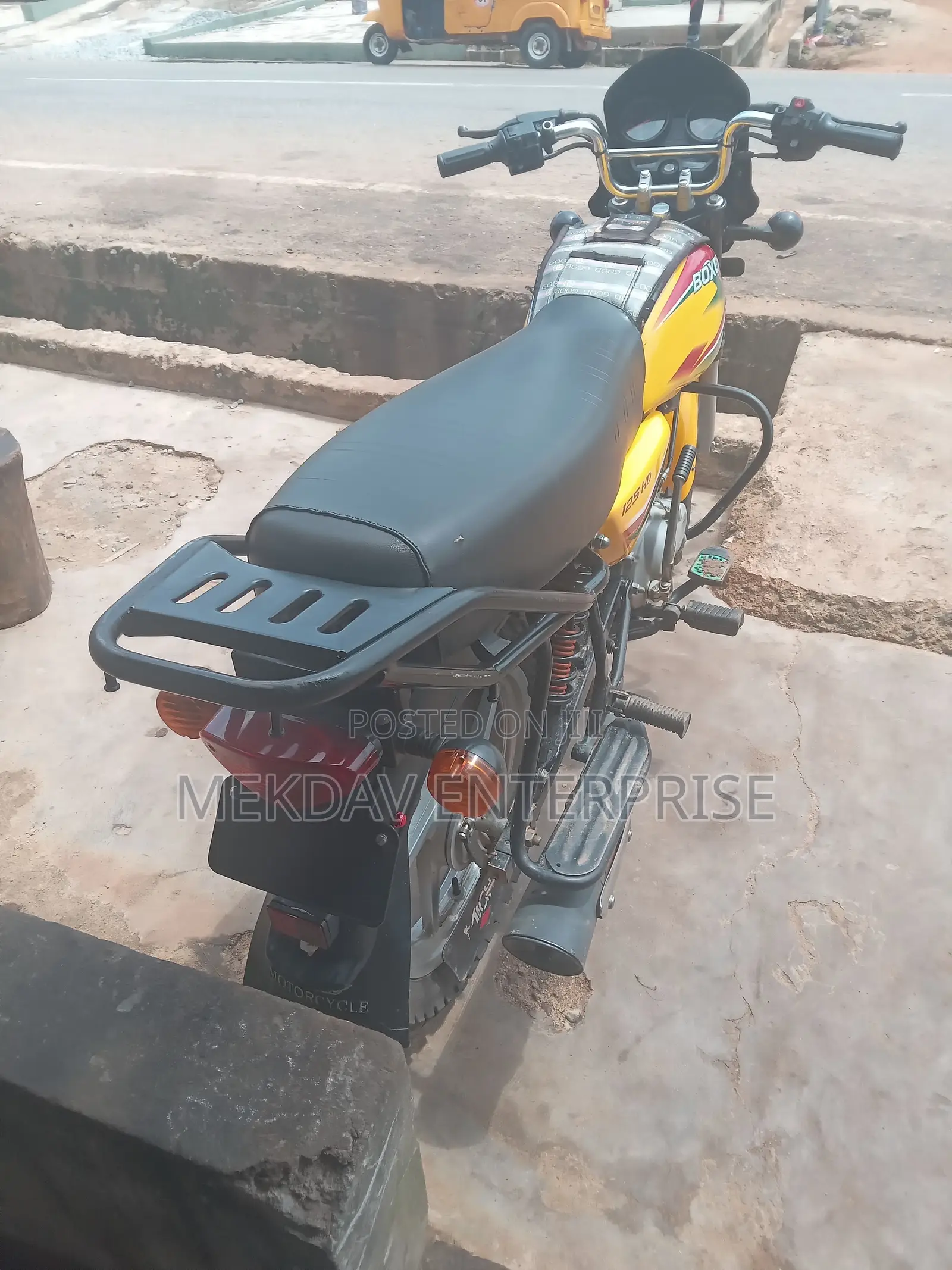New Bajaj Boxer 125 2025 Yellow