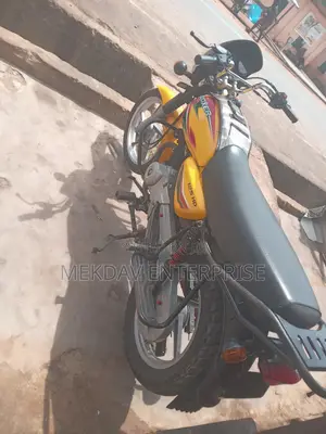 New Bajaj Boxer 125 2025 Yellow