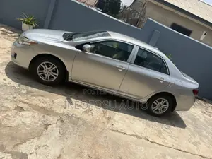 Toyota Corolla LE 4dr Sedan (1.8L 4cyl 4A) 2010 Silver