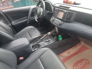 Toyota RAV4 XLE 4dr SUV AWD (2.5L 4cyl 6A) 2018 Red
