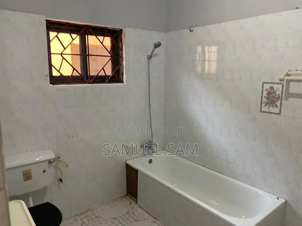 7bdrm House in Tema Community 14 for sale
