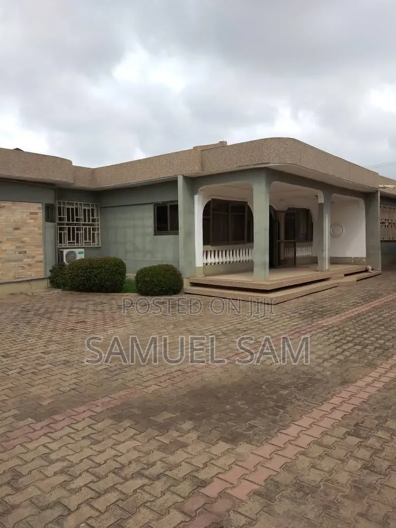 9bdrm House in Nmai Azor, Tema Metropolitan for sale