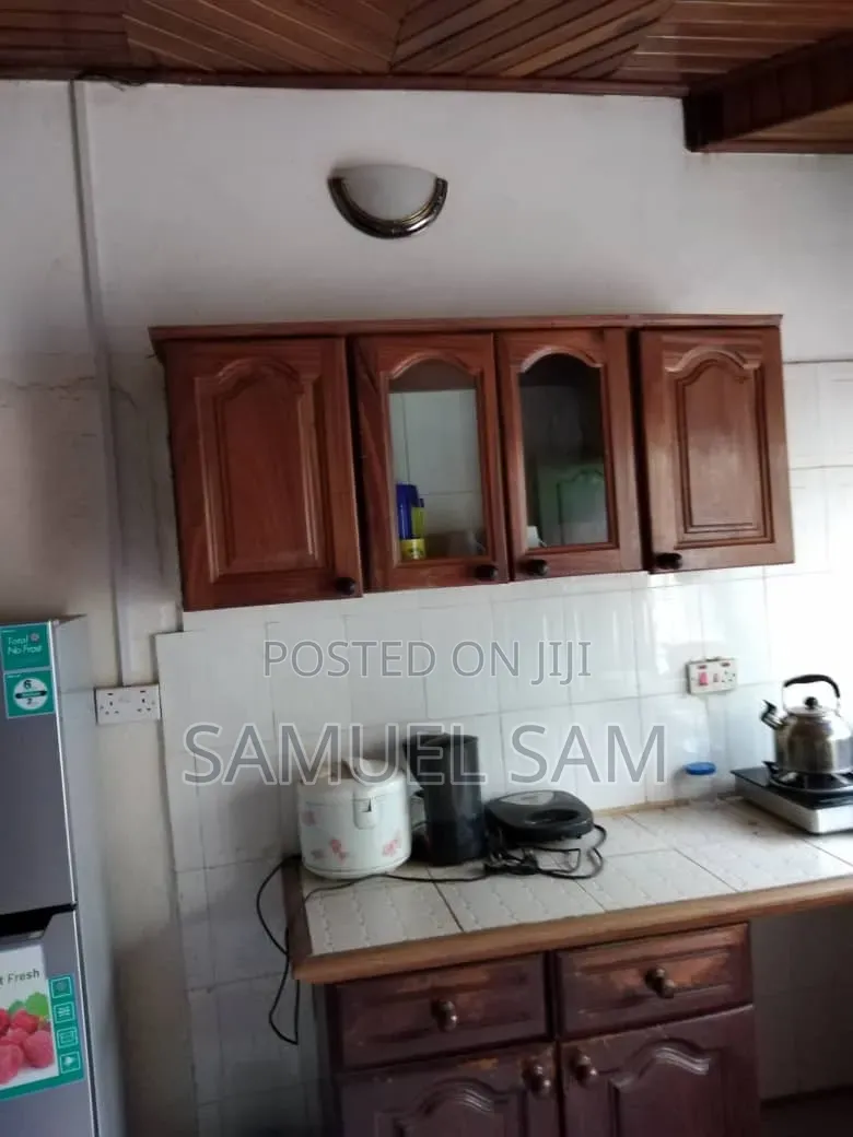 9bdrm House in Nmai Azor, Tema Metropolitan for sale