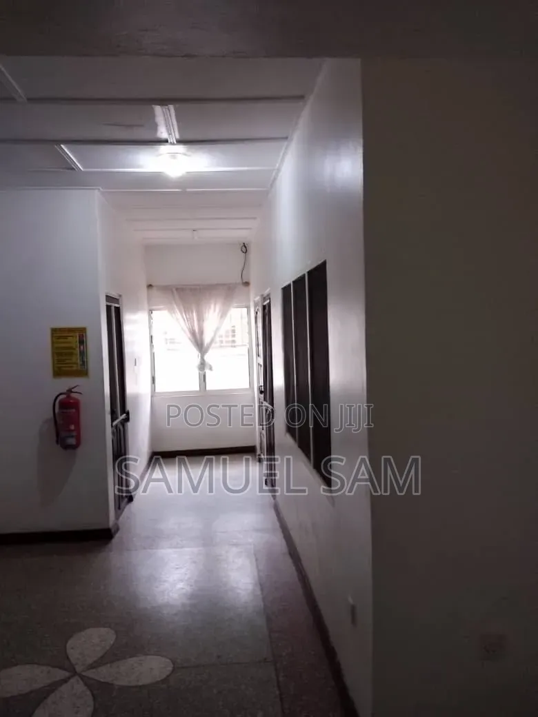9bdrm House in Nmai Azor, Tema Metropolitan for sale