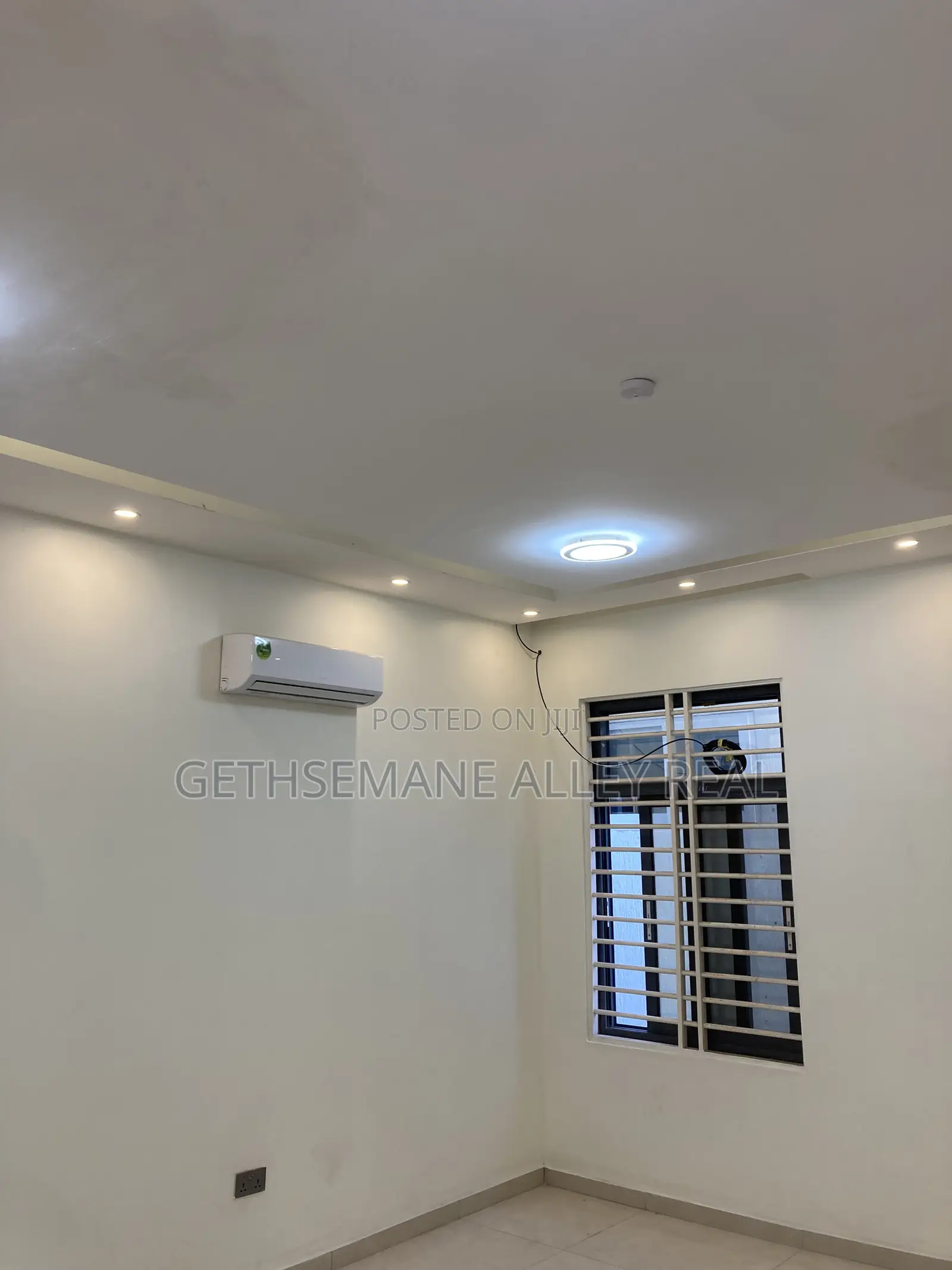 5bdrm House in West Hills for sale