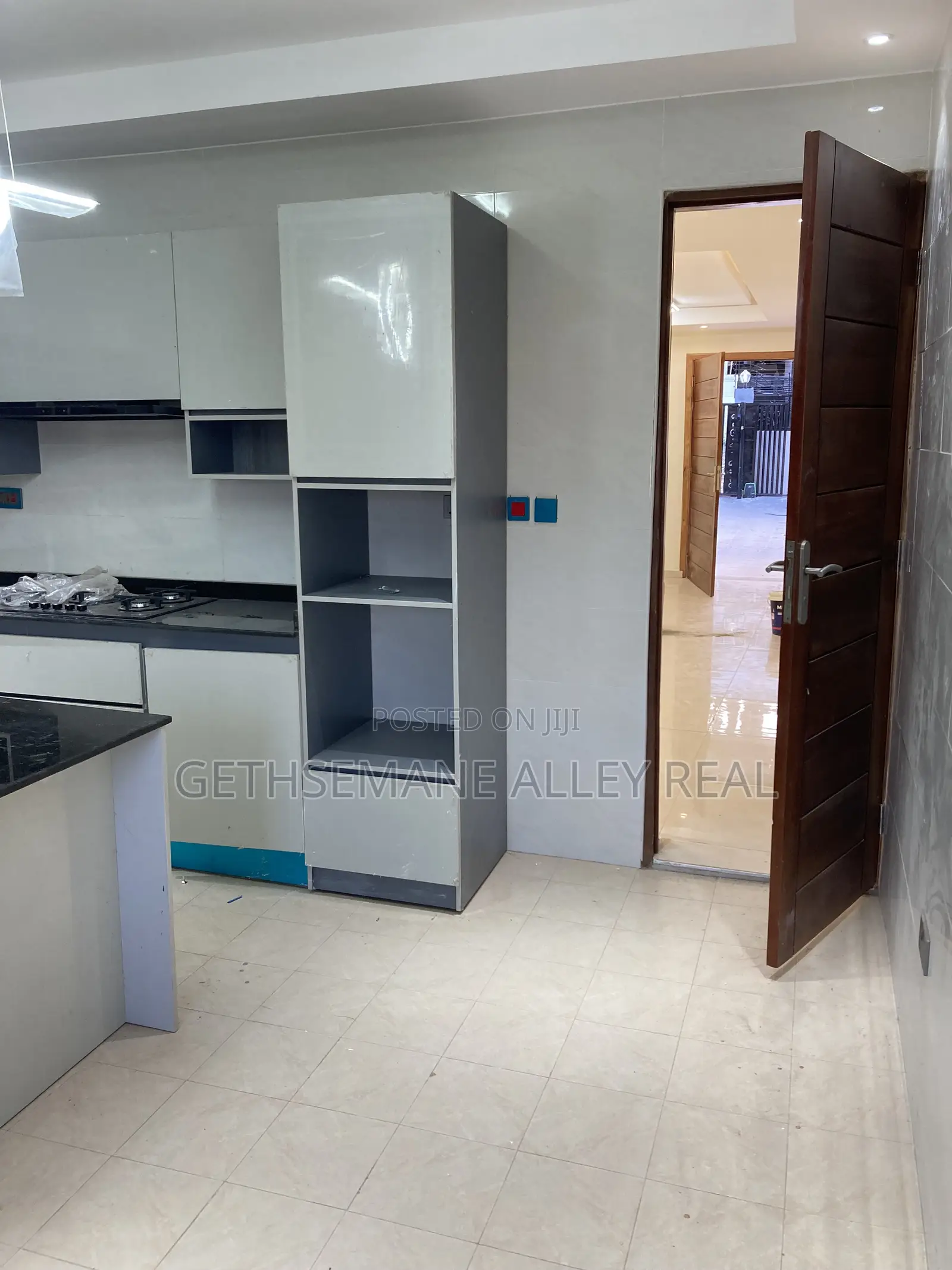 5bdrm House in West Hills for sale