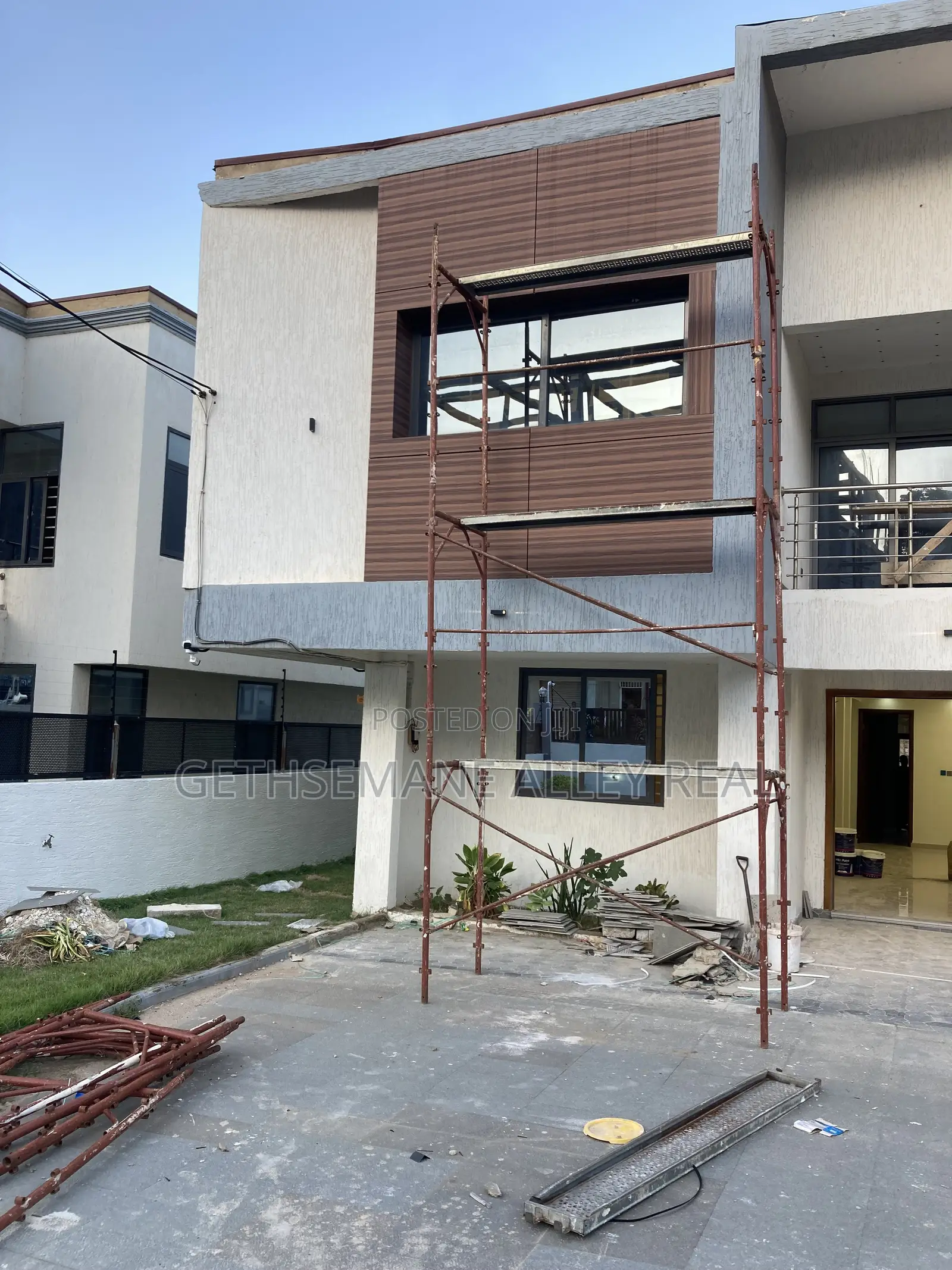 5bdrm House in West Hills for sale