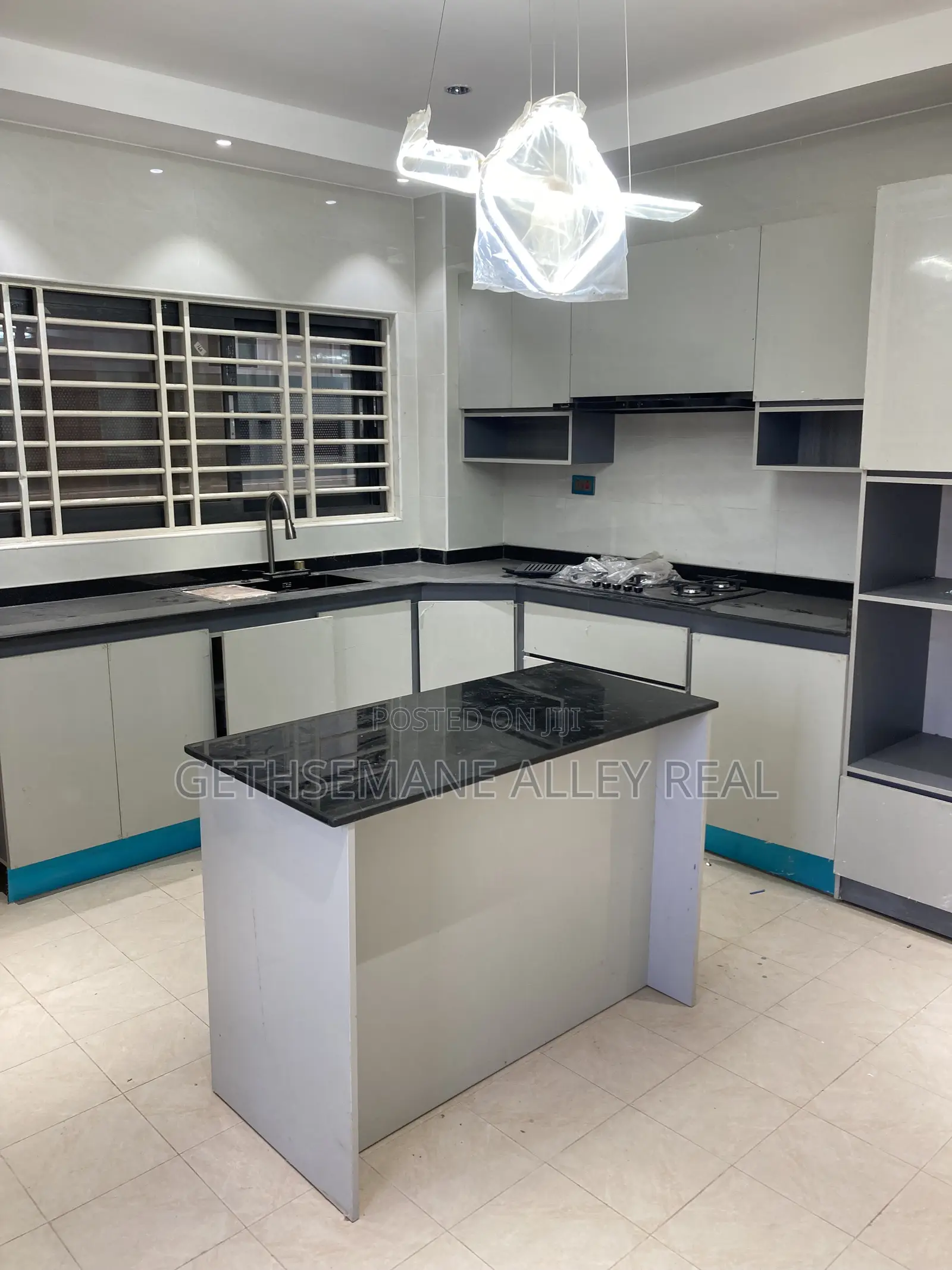 5bdrm House in West Hills for sale