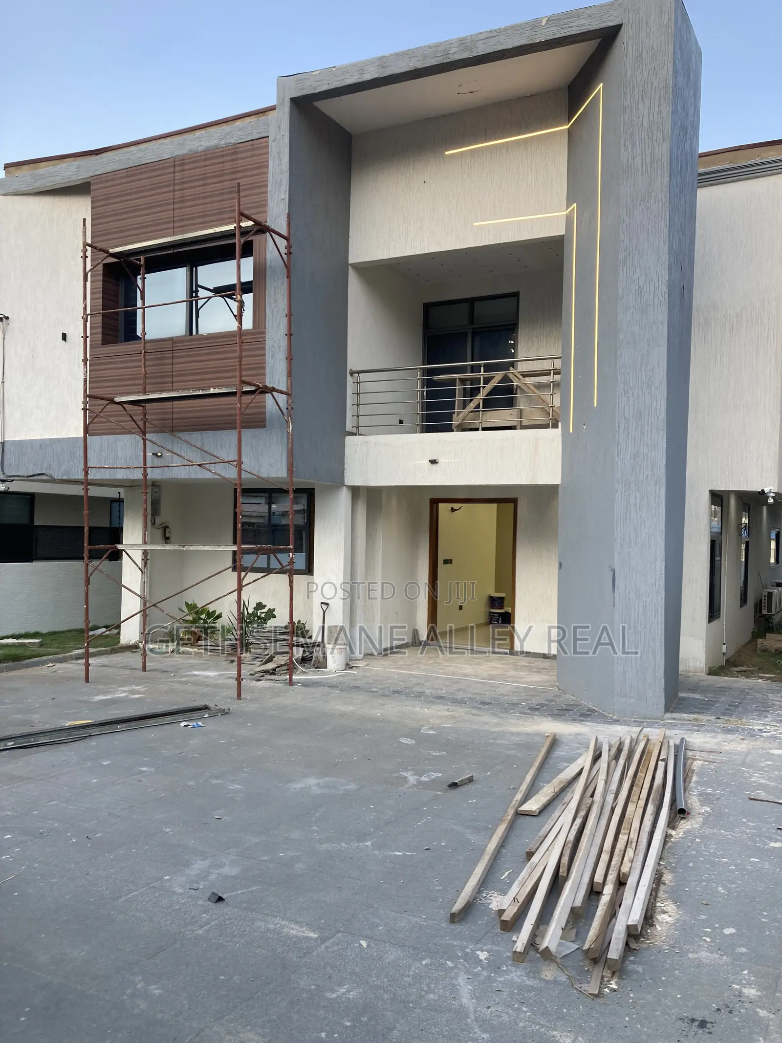 5bdrm House in West Hills for sale