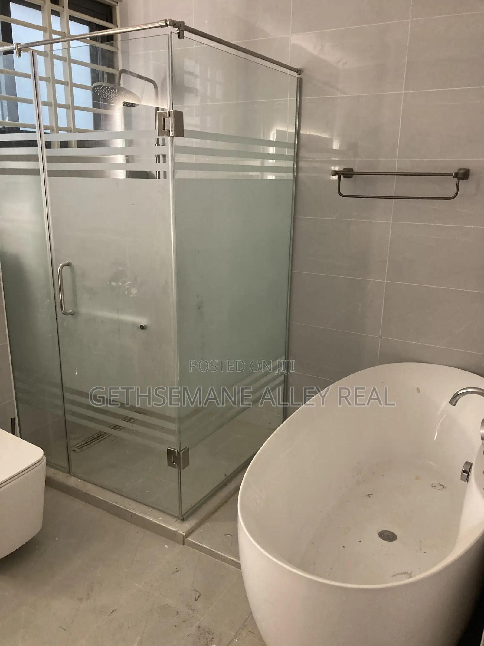 5bdrm House in West Hills for sale