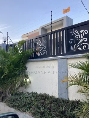 5bdrm House in West Hills for sale