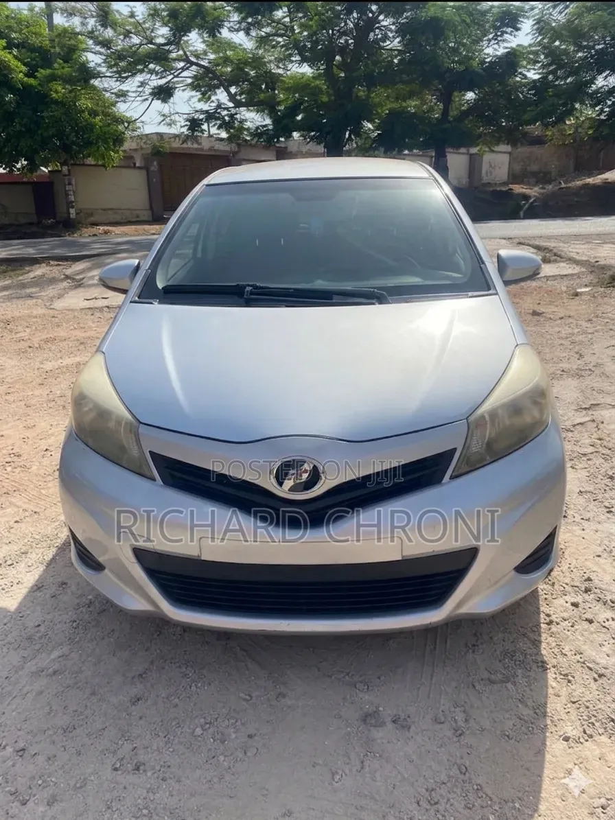 Toyota Vitz 1.5 FWD 5dr 2013 Silver