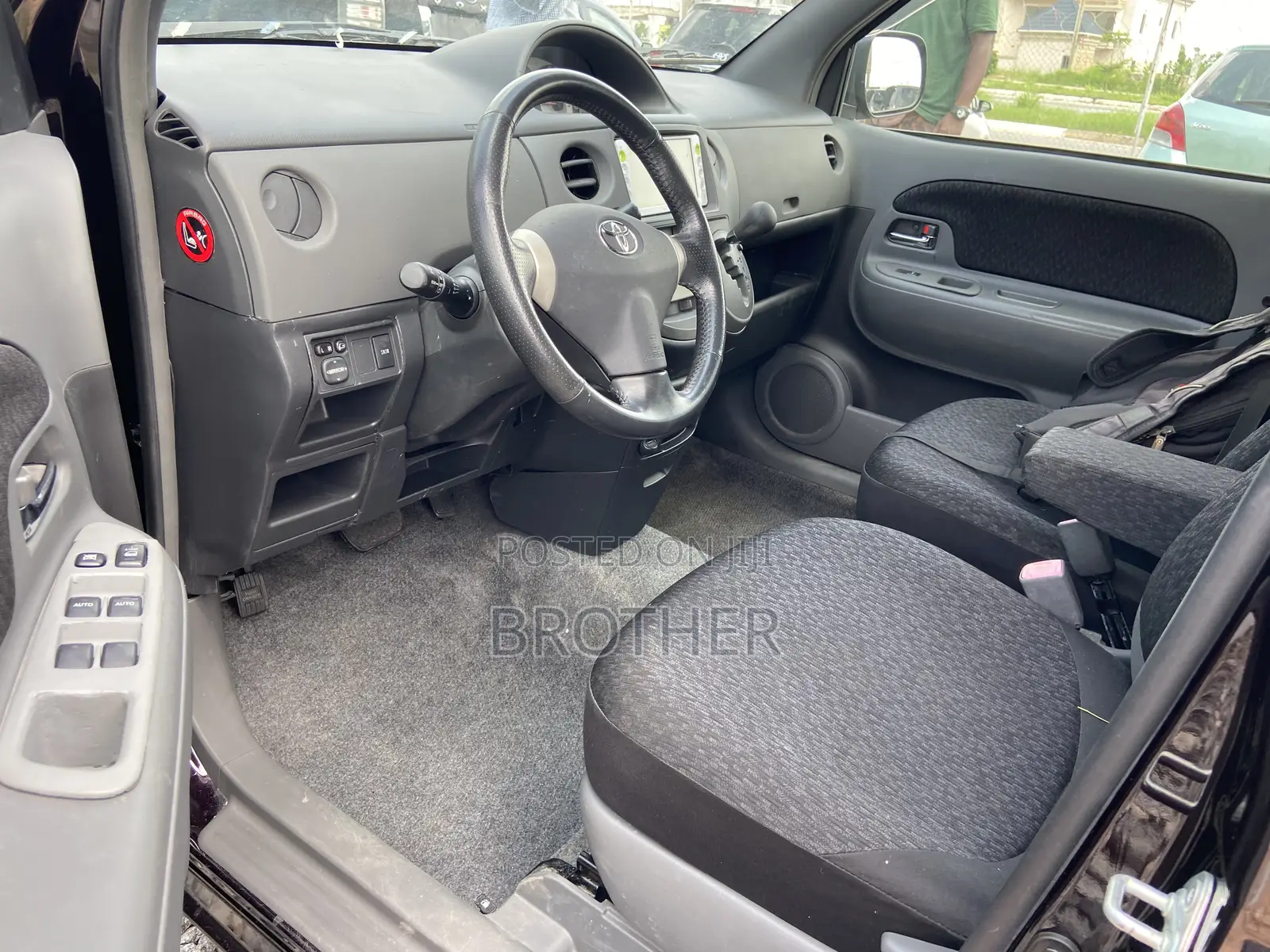 Toyota Sienta 1.5 AWD (6-seater) 2015 Burgundy