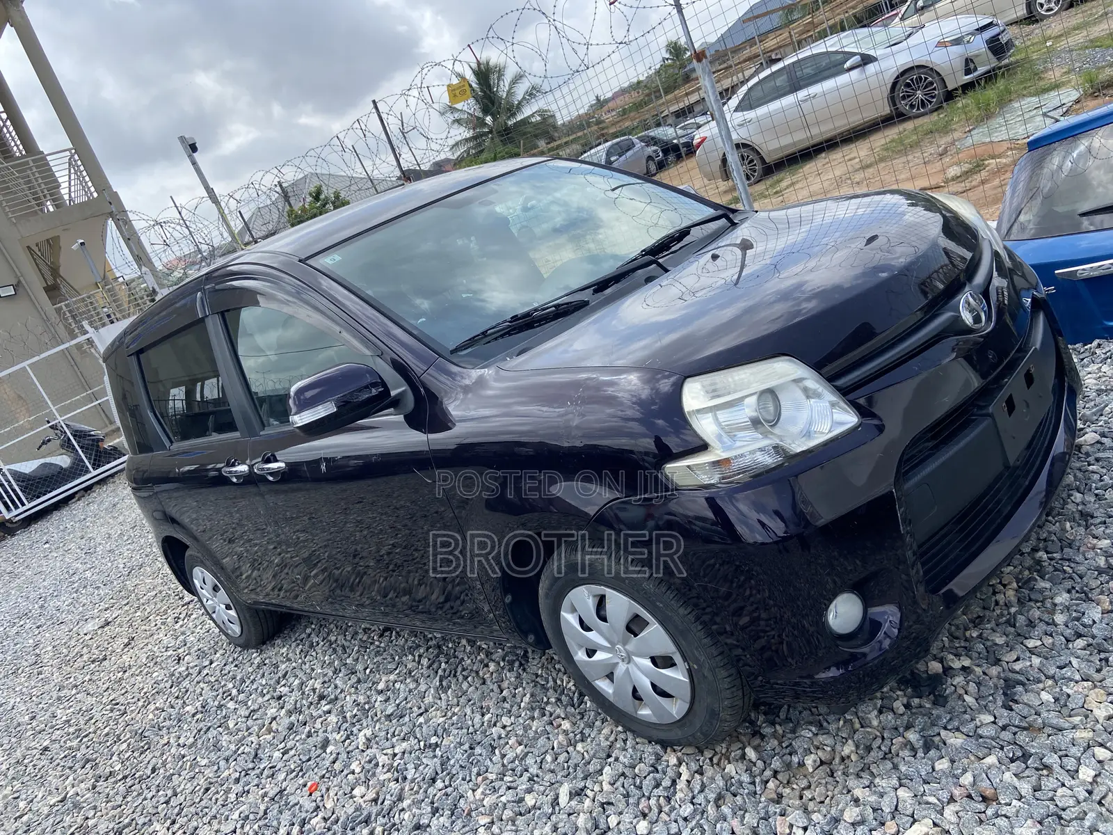 Toyota Sienta 1.5 AWD (6-seater) 2015 Burgundy