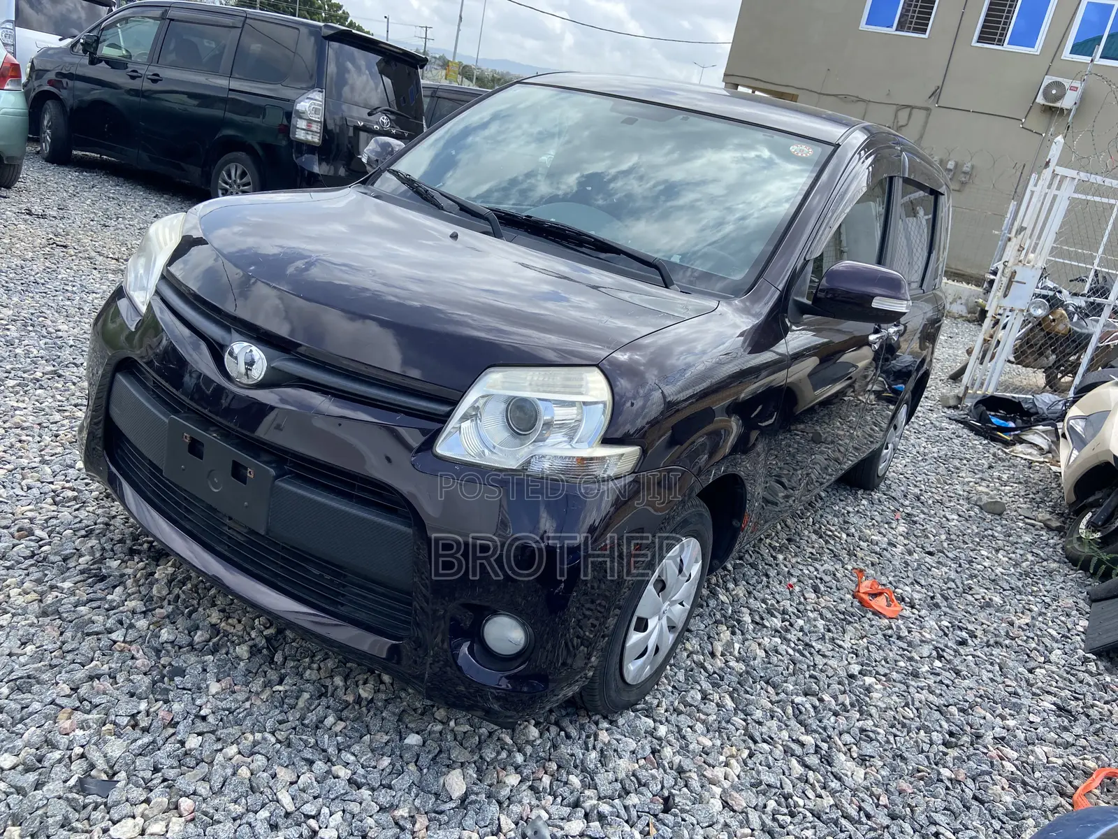 Toyota Sienta 1.5 AWD (6-seater) 2015 Burgundy