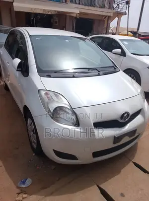 Toyota Vitz 2010 White
